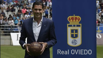 Fernando Hierro, en su presentaci&oacute;n con el Oviedo.