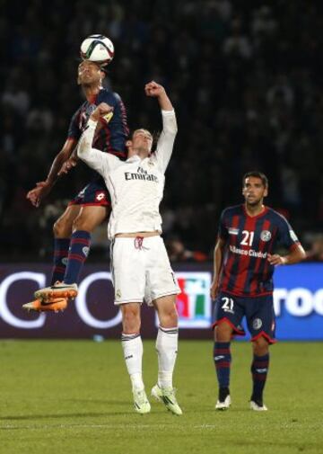 Enzo Kalinski y Gareth Bale durante la final del Mundial de Clubes que disputan en Marrakech, Marruecos.