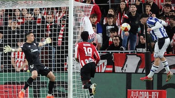 Álex Padilla firmó una actuación decisiva bajo palos, sosteniendo al Athletic con varias intervenciones clave que evitaron una diferencia mayor en el marcador.