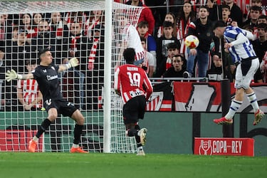 Álex Padilla firmó una actuación decisiva bajo palos, sosteniendo al Athletic con varias intervenciones clave que evitaron una diferencia mayor en el marcador.