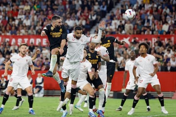 El Madrid no pudo con el valiente Sevilla de Diego Alonso en un partido igualado e intenso. Mal arbitraje de De Burgos, que no pitó un penalti a Vinicius. Alaba, en propia puerta, y Carvajal, los anotadores.