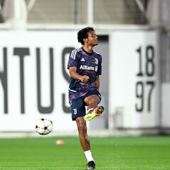 Venderlo ahora o una despedida en junio: Juventus duda con Cuadrado