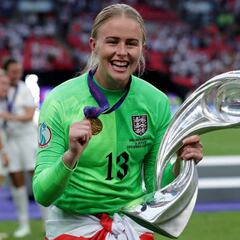 Hampton, de delantera del Villarreal a portera campeona de la Euro