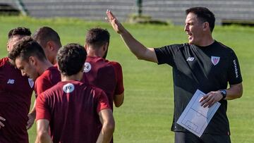 Berizzo, dando instrucciones en su primera sesión en Lezama