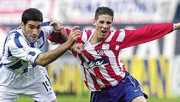 <b>INTRATABLES</b>. Fernando Sanz solamente pudo parar a Fernando Torres con agarrones, ya que el Niño tuvo una tarde de mucho arte.