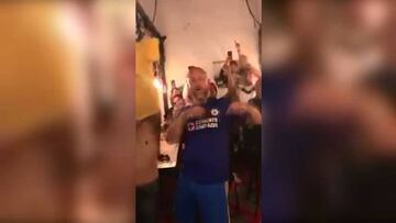 Aficionado de Suecia se pone camiseta del Cruz Azul