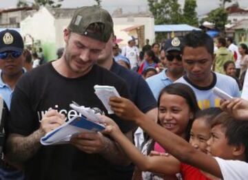 David Beckham, embajador de Buena Voluntad de Unicef, visitó un centro de evacuación en Filipinas tras el devastador tifón.