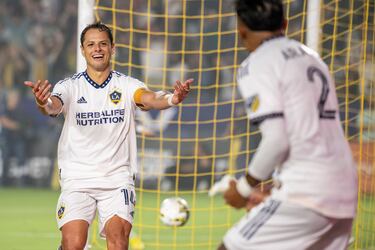 El gol corre por las venas del mexicano. Así lo demostró en el Manchester United, con el que pasó de los 150 partidos, Sevilla, Los Angeles Galaxy, Chivas, Bayer Leverkusen y West Ham. Sus últimos minutos en el fútbol los jugó en la MLS. Busca un equipo para seguir perforando redes cuando se recupere de la rotura del ligamento cruzado anterior de la rodilla derecha.