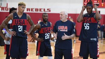 Popovich da instrucciones a algunos jugadores de la selecci&oacute;n norteamericana 