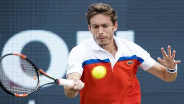 Nicolas Mahut devuelve una bola a Gilles Muller durante la final del torneo de Den Bosch.