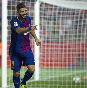 ...and goalkeeper Gorka Iraizoz lets the ball squirm in between his legs to leave Suárez celebrating.