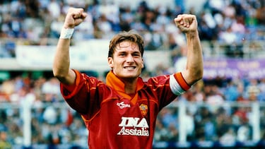 En 2016, la Roma jugaba el encuentro de vuelta de los octavos de final de la Champions en el estadio Santiago Bernabéu. En el minuto 74, con todo decidido, Luciano Spalletti hizo entrar a Francesco Totti por El Shaarawy. El Bernabéu aplaudió la entrada del jugador italiano, uno de los más queridos por la grada madridista, y eso que también rechazó su fichaje por los blancos. La primera vez fue en 2001, blancos y romanistas habían quedado emparejados en el sorteo de la Champions, cuando las delegaciones oficiales de los dos equipos comían en el hotel Cicerone de la capital romana. En un momento dado, Florentino Pérez se dirigió a Sensi y le preguntó: “Querido Franco, dices que estoy reuniendo a los mejores jugadores en el Madrid. Te pregunto si es posible que me vendas a Totti. Pon una cifra y yo te la pagaré”. Sensi acierta a decir que Totti es como un hijo para él, que no esté en venta. Y la cosa se enfría hasta que en 2005, los blancos vuelven a la carga. En esta ocasión es el jugador el que dice no a la oferta blanca tras hablarlo con su mujer, Illary Blasi: “Esa no es tu historia”, le vino a decir. Y Totti se consagró siempre con la elástica giallorossa.

