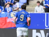 OVIEDO, 05/04/2026.- El delantero del Oviedo Federico Viñas celebra tras marcar el 1-0 durante el partido de la jornada 30 de LaLiga EA Sports entre Real Oviedo y Sevilla FC, este domingo en el estadio Carlos Tartiere de Oviedo. EFE/ Eloy Alonso