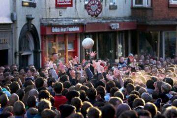 Las porterías son ruedas de molino incrustadas en el centro de unos muros de piedra situadas en la orilla del río Henmore. A este partido se le puede considerar 'protofútbol'. 