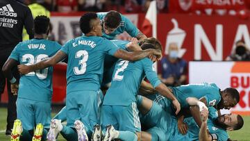 El Real Madrid celebra el gol de Benzema que dio el triunfo en el Sánchez Pizjuán.