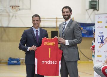 El presidente del Gobierno Pedro Sánchez y el Presidente de la Federación Española de Baloncesto Jorge Garbajosa durante el acto de despedida.