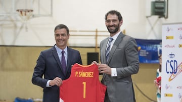 El presidente del Gobierno Pedro Sánchez y el Presidente de la Federación Española de Baloncesto Jorge Garbajosa durante el acto de despedida.