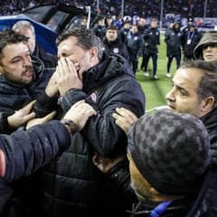 El impacto de un objeto en el rostro de Óscar García obliga a suspender el PAOK-Olympiacos
