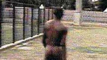 <b>EL ANUNCIO CENSURADO.</B> Mientras Etoo se ducha, un niño le roba las zapatillas. Cuando se da cuenta, el camerunés sale a buscarle. El chaval le devuelve las botas y Etoo regresa calzado, pero desnudo.