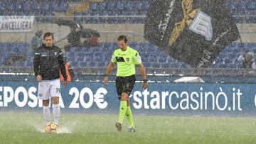 El árbitro Banti antes de suspender el partido.