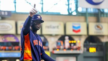 Houston (United States), 16/10/2023.- Houston Astros left fielder Yordan Alvarez reacts after hitting a solo home run against Texas Rangers relief pitcher Aroldis Chapman during the eighth inning of game two of the Major League Baseball (MLB) American League Championship Series playoffs between the Texas Rangers and the Houston Astros at Minute Maid Park in Houston, Texas, USA, 16 October 2023. The Championship Series is the best-of-seven games. (Liga de Campeones) EFE/EPA/ADAM DAVIS
