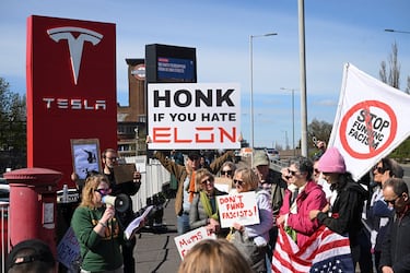 Elon Musk in trouble: angry protesters invade Tesla showrooms