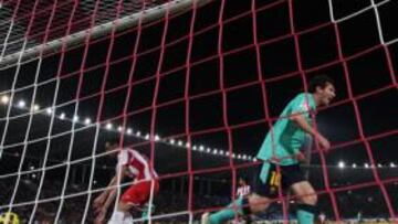 <b>'HAT-TRICK'. </b>Messi celebra uno de sus tres goles de anoche, con los que condenó a Lillo y superó el centenar de dianas desde que debutó en la Liga.