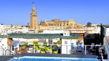 Su terraza es ideal para tomar algo o relajarse en su piscina