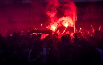 La aficin del Atleti ha recibido a su equipo a su llegada al Metropolitano antes del partido de Champions contra el Real Madrid.