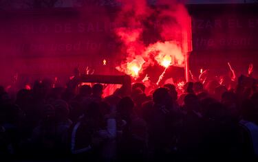La afición del Atleti ha recibido a su equipo a su llegada al Metropolitano antes del partido de Champions contra el Real Madrid.