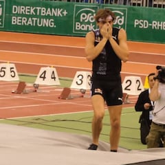 Duplantis se queda sin récord mundial de pértiga por el codo