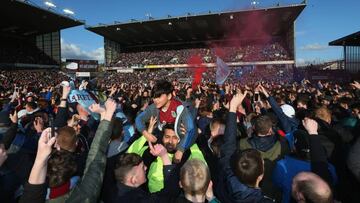 Los hinchas del Burnley invadieron el césped tras el ascenso.