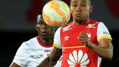 BOG83. BOGOT&Aacute; (COLOMBIA), 20/08/2015.- El jugador de Santa Fe de Colombia Wilson Morelo (d) disputa un bal&oacute;n con Juan Carlos Espinoza (i) de Liga de Loja de Ecuador hoy, jueves 20 de agosto de 2015, durante un partido por la Copa Sudamericana en el estadio Nemesio Camacho &quot;El Camp&iacute;n&quot; de Bogot&aacute; (Colombia). EFE/MAURICIO DUE&Ntilde;AS CASTA&Ntilde;EDA