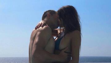 Chicharito y Sarah Kohan dan rienda suelta a su pasión en la piscina