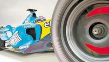 <b>TRABAJO INTENSO. </b>Alonso se ha aplicado a fondo durante la pretemporada con el nuevo Renault R26. Los frenos al rojo vivo, como este apasionante inicio de Mundial...