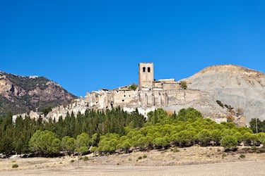 Escó, situado en la comarca de la Jacetania, es uno de los tres "pueblos mártires" del pantano de Yesa, junto con Ruesta y Tiermas. Su estampa es una de las más melancólicas de Aragón, con sus casas de piedra desmoronándose sobre una colina que domina el valle.