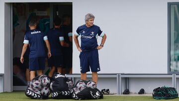 Manuel Pellegrini, en un entrenamiento del Betis.