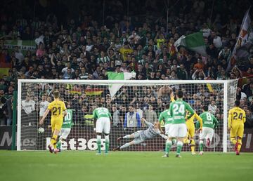 1-0. Sergio Canales marcó de penalti el primer gol. El árbitro Sánchez Martínez revisó en el VAR la jugada de Lenglet en la que corta con la mano un el disparo de Fekir.