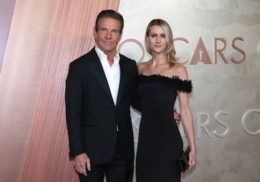 La relación entre Dennis Quaid y Laura Savoie comenzó en 2019, y rápidamente se comprometieron. A pesar de la diferencia de edad de 39 años, han demostrado ser una pareja estable. Se casaron en 2020 en una ceremonia íntima en Santa Bárbara, California, con solo un pastor y un testigo presentes.

Laura Savoie es una economista y académica, con estudios en la Universidad de Notre Dame y la Universidad de Texas en Austin. 
Dennis, por su parte, ha estado casado anteriormente tres veces, incluyendo su matrimonio con Meg Ryan, con quien tiene un hijo, el actor Jack Quaid. 