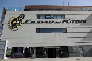 Agentes de la Guardia Civil custodian el acceso principal de la sede de la Federación Española de Fútbol, en la localidad madrileña de Las Rozas, donde se están produciendo registros en el marco de una operación anticorrupción ordenada por la Audiencia Nacional.