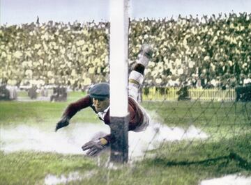 Zamora frena al Barcelona.
21 de junio de 1936: “Ven mis ojos a Escolá agrandado. Un grito interior me dice ‘por aquí’ y mis manos coinciden con el balón”. Parada mítica de Zamora. Su último servicio al Madrid: ganar la Copa.