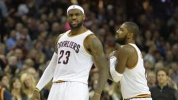 LeBron James celebra con Kyrie Irving la victoria ante Toronto.
