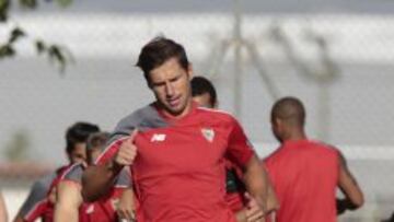 Krychowiak durante un entrenamiento del Sevilla.