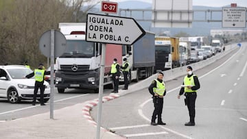 Los Mossos d&#039;Esquadra controlan el acceso a la localidad de Igualada, una de las ciudades que se han puesto en cuarentena en Catalu&ntilde;a por el coronavirus.