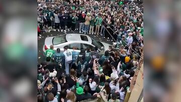 Fanáticos de Philadelphia Eagles voltean un auto a minutos del inicio del Super Bowl