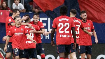 Aimar celebra su gol con sus compañeros.