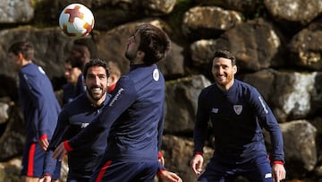 Raúl García con Aduriz en un entrenamiento.