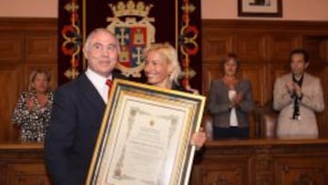 Marta Dom&iacute;nguez fue nombrada Hija Predilecta de Palencia en 2010. En la imagen recibe el honor del alcalde Heliodoro Gallego.
