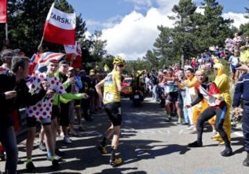 El líder del Tour de Francia sale corriendo tras sus rivales