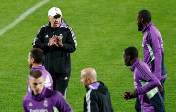 Antonio Rüdiger charla con Carlo Ancelotti poco antes de comenzar el entrenamiento.